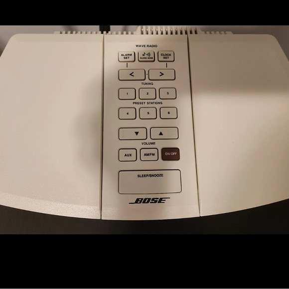 Bose Sound wave Compact Radio/CD with Pedastal and Remote. White. - Picture 3 of 3